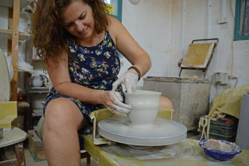 קרמיקאית עובדת על אבניים