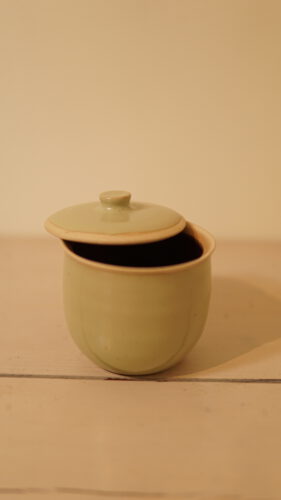 כלי אחסון מחימר גלזורה ירקרקה מכסה פתוח