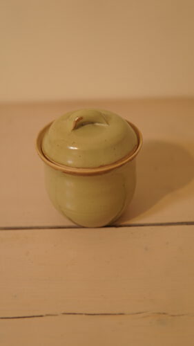 כלי אחסון מחימר גלזורה ירקרקה מכסה ידית חלק