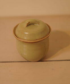 כלי אחסון מחימר גלזורה ירקרקה מכסה ידית חלק