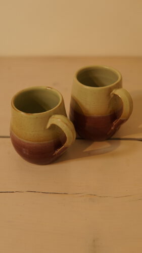 שני ספלים עם ידית גלזורה חצי חצי ירקרקה למעלה