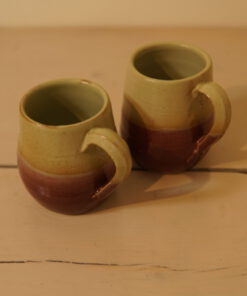 שני ספלים עם ידית גלזורה חצי חצי ירקרקה למעלה