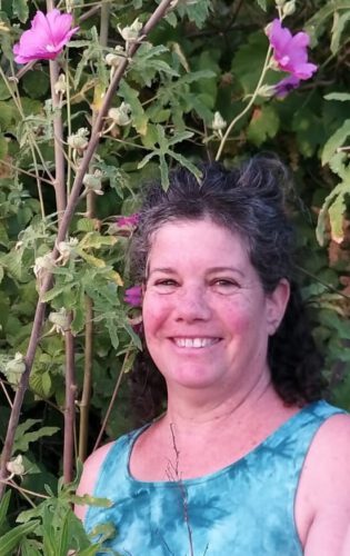 ענת עופר וברקע שיח ירוק