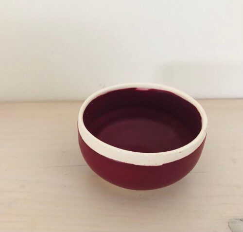 קערית קטנה מחימר לבן גלזורה בורדו