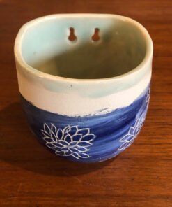 עציץ תליה או כלי למברשות?