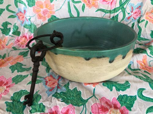 כיור חימר ירקרק לחדר שרותי אורחים